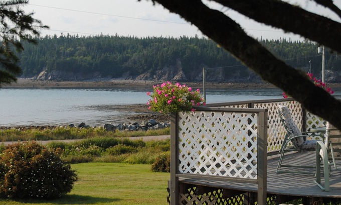 Maces Bay Apartment | Private 1 Bdrm - 1 Bath Garden Level Oceanside Apartment