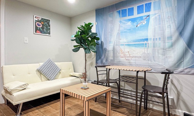 Spruce Hill Apartment | Private 1BR Garden-Level Suite near Upenn