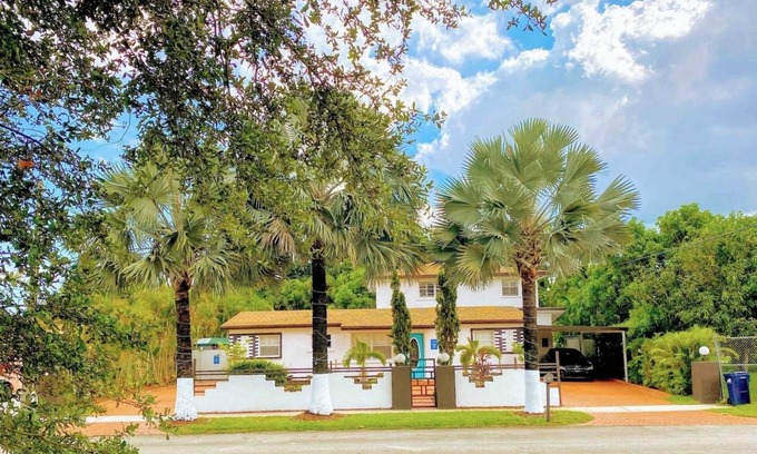 Richmond Heights Apartment | PRIVATE 1ST FLOOR STUDIO/FREE WIFI & PARKING