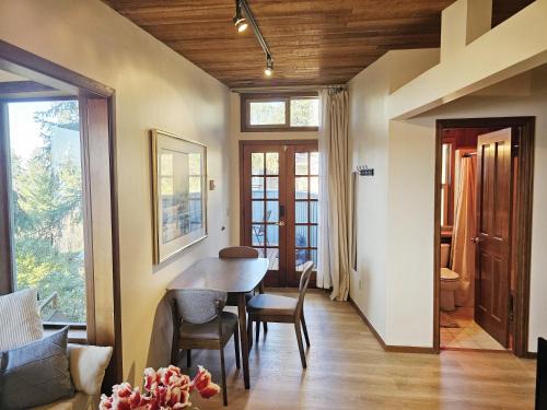 Sammamish House | Private 2BR Amazing Lake Sammamish Views