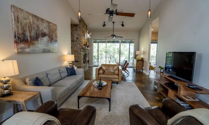 Kyle Hotel | Private 3 bedroom house with a backyard & hot tub