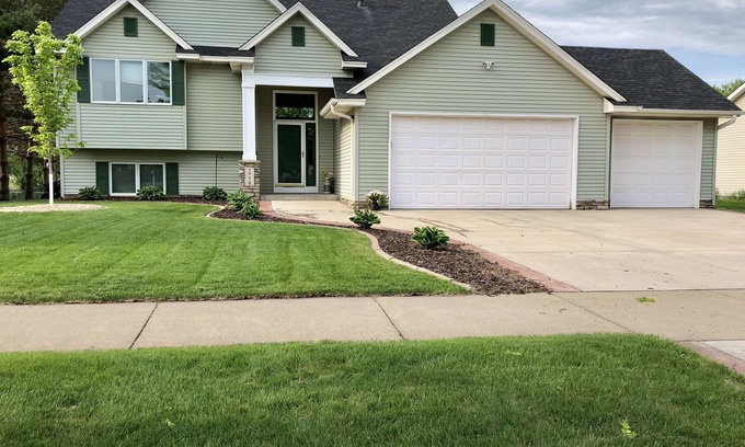 Blaine House | Private 4 Bedroom House Perfect for Families and Weddings! HOTTUB now available!
