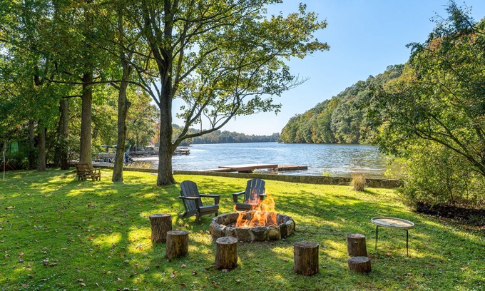 South Salem House | Private 5 bedroom lake front residence