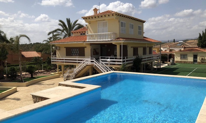 Olocau Villa | Private 6 Bedroom House with WIFI, Private Pool and Tennis Court