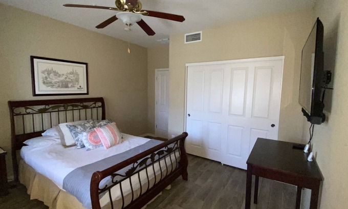 Palm Valley House | Private access, private room, private bathroom
