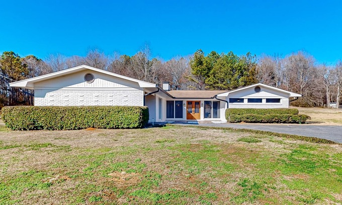 Calhoun House | Private acreage with mountain views, alfresco dining, & grill - near Webb Lake