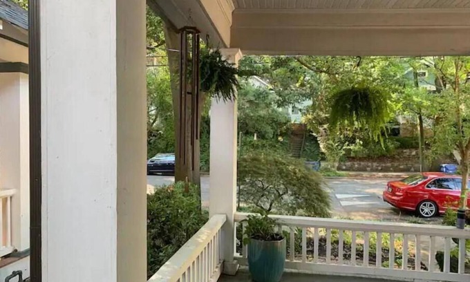Inman Park Apartment | Private and Sophisticated Inman Park Apartment