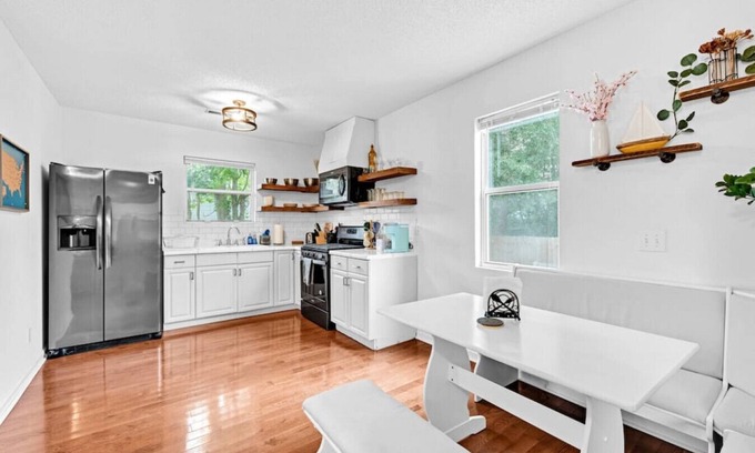 West Ashley House | Private Backyard With Fire Pit, 15 Min to Downtown