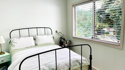 Marsfield House | Private bath garden view guest room pet friendly