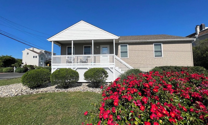 Sea Bright House | PRIVATE BEACH BLOCK RETREAT, 3 BEDROOMS, 1 BLOCK FROM DOWNTOWN, GREAT LOCATION!