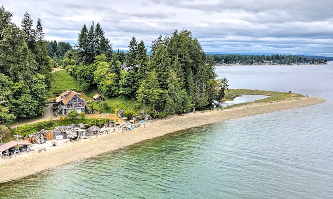Burley House | Private Beach Estate on Stretch Island w/Hot Tub! Pet Friendly!