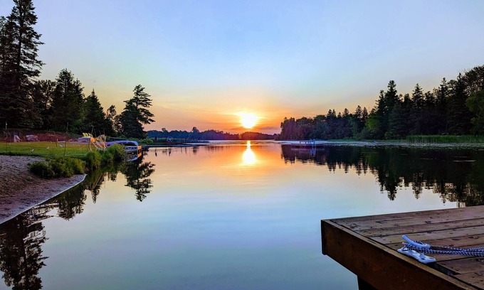 Kirkfield Cottage | Private beach, kid-themed rooms, water toys, fishing, kayak, canoe.1.5hr frm GTA