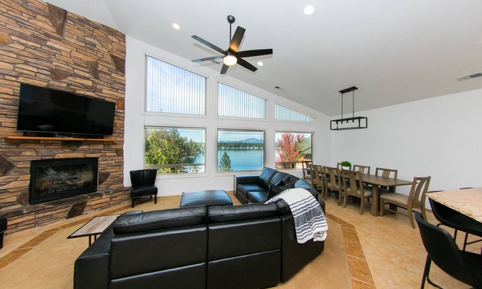 Hayden View Estates House | Private beautiful lake home 2 car garage w/dock & kayak access-3 miles to town!
