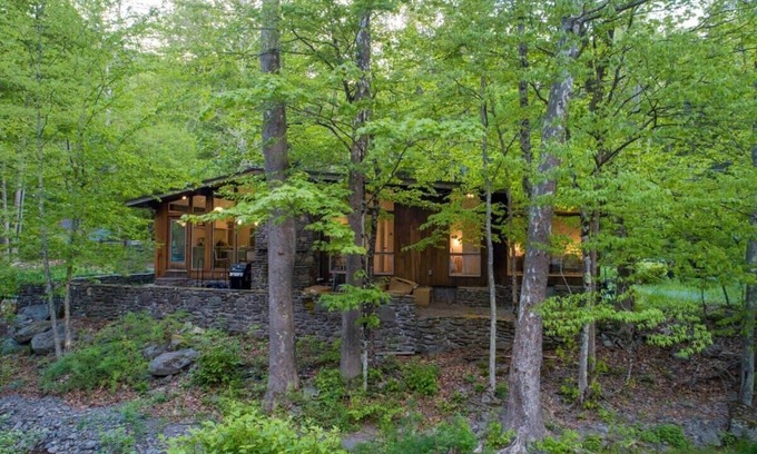 Phoenicia House | Private Cabin by River with Fireplace