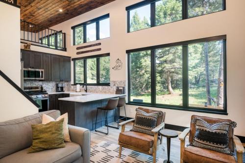 Philipsburg House | Private Cabin For Couples! Hike, Relax, Hot Tub!