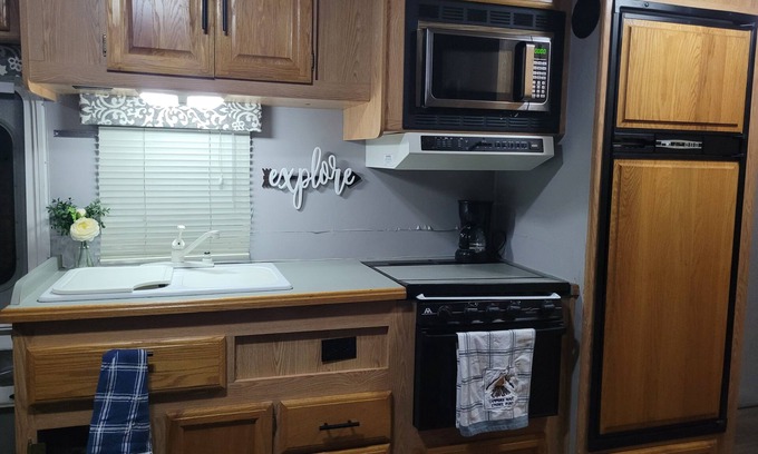 Alix House | Private camper minutes away from I40 and close to the national forest.