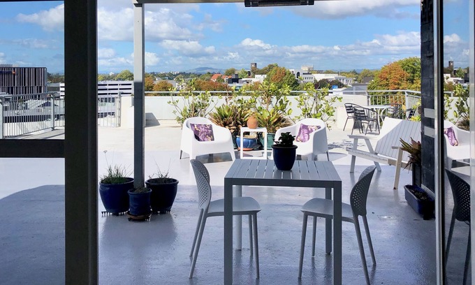 Hamilton Lake Apartment | Private Central City Apartment.