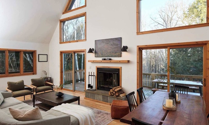 Roscoe House | Private Chalet with Fire Pit, Deck and Large Yard