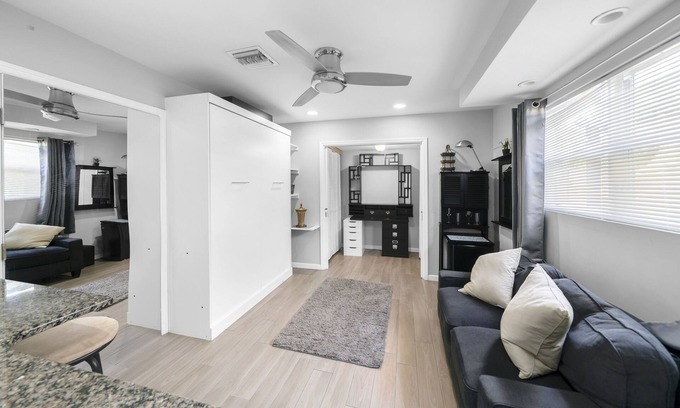 North Corals House | Private-Charming 1 Bed with Patio~2.5 miles to Beach π΄