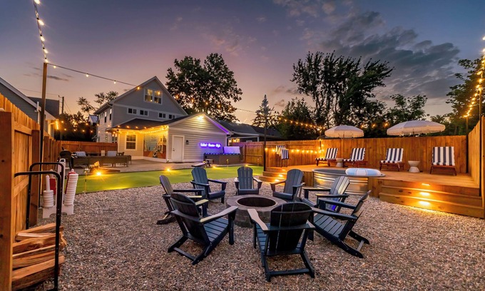 Windsor Park House | Private Cinema + Cowboy Pool, Putt Putt, Arcade