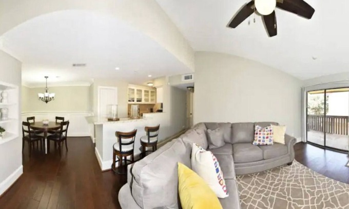 Brookhollow Condo | PRIVATE CONDO NEAR DOWNTOWN