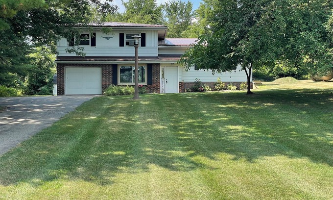 Mount Pleasant House | Private Country Retreat Near CMU & Soaring Eagle Casino Sleeps 10