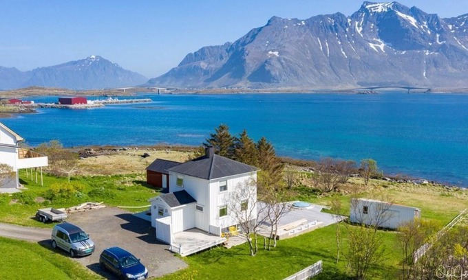 Flakstad Villa | Private Cozy House by the Fjord