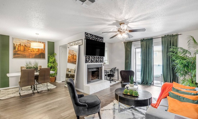 Barton Hills Apartment | Private & cozy suit~king bed ~ five star location