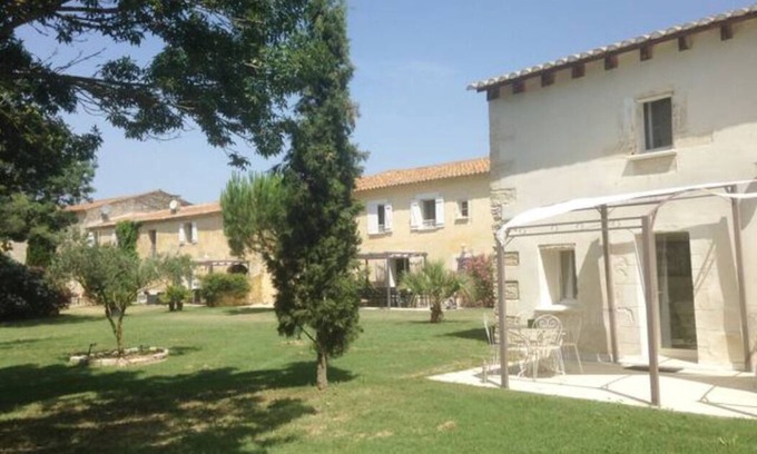 Saint-Gilles House | Private Domain 36 pers. with 2 pools, consisting of authentic Mas and Houses