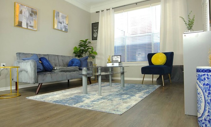 Deep Ellum Apartment | Private & DOWNTOWN! Free Parking and pet friendly!