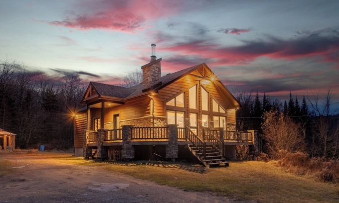 Namur Ski Chalet | Private Estate of 50 Acres/Lake/Canoe/Spa/Wilderness/Tranquility 100%/FirePit