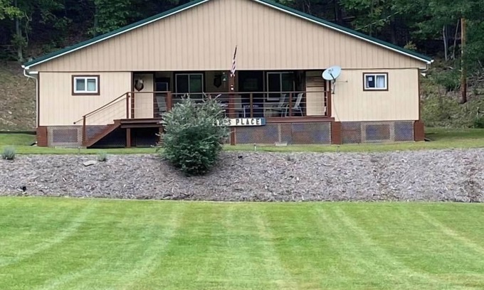Howard Cabin | Private family lodge on 42 serene acres- 15 minutes to Penn State- Centre County