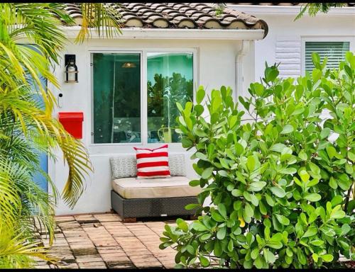 Croissant Park House | Private Fort Lauderdale cottage