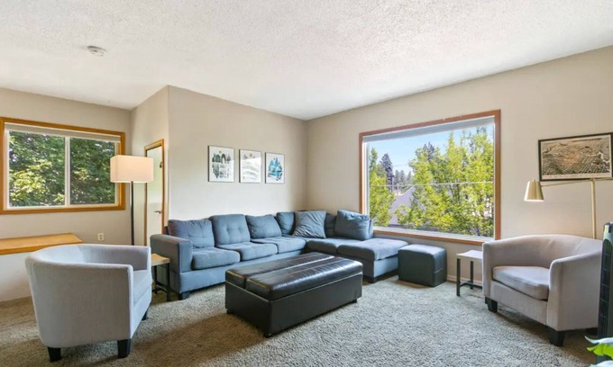 Manito Apartment | Private full-floor upstairs 2 bedroom apartment @13th & Grand