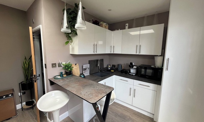 Luton Apartment | Private Garden Studio - L&D Hospital -FREE Wi-fi & Parking- 15min to the Airport