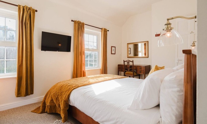 Axford Condo | Private Room Above The Silks Pub (Room 2)
