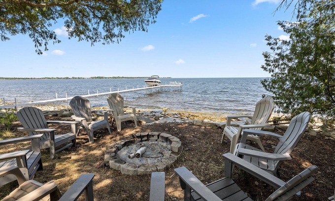 Idlewild Cottage | Private Green Bay Waterfront - Heidaway Cottage
