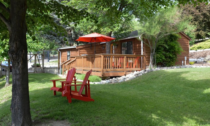 Okanagan-Similkameen House | Private guest house in vineyard at Four Shadows Winery.