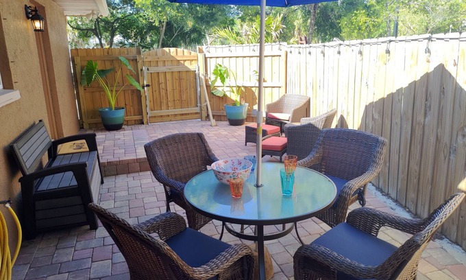 Seminole House | Private Guest house minutes from the Gulf beaches
