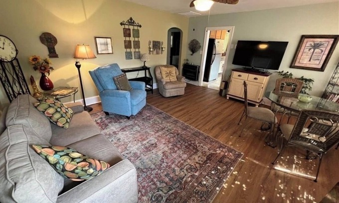 Windmill Point House | Private Happy 2 BDRM Home Public Beach & Marina with Restaurant Minutes Away