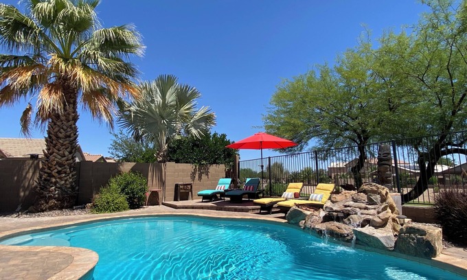 San Tan Valley House | Private Heated Pool - pool heat incl'd, Fire-pit, Pool Table, Bar, Dog-friendly!
