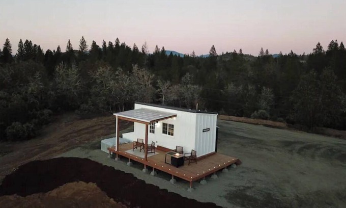 Grants Pass House | Private Hilltop Tiny Home with Hot Tub & Fire Pit!