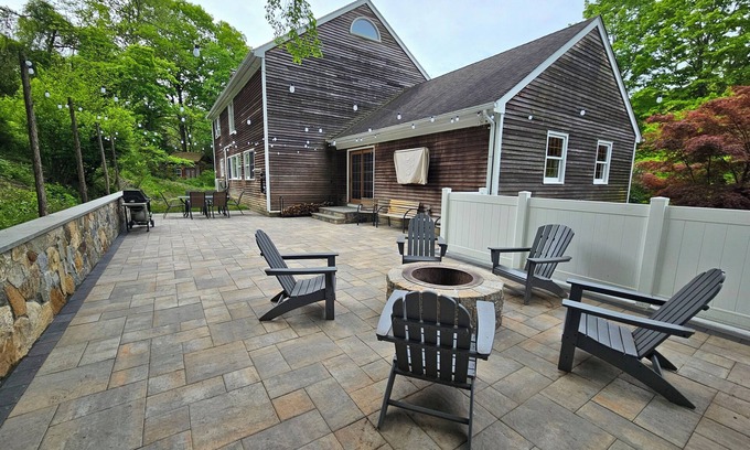 Sherman House | Private home next to Candlewood lake and Candlelight farms inn
