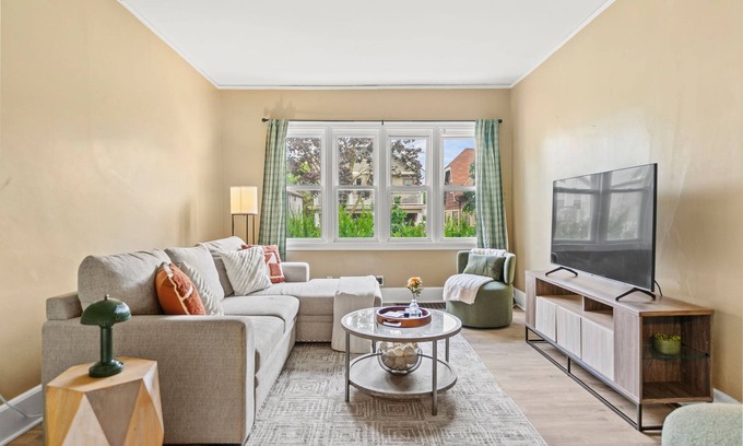 Lower East Side House | Private Home w/Backyard + Game Table – Walk to Brady St Fun
