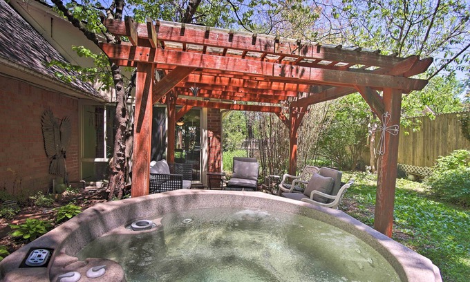 South Tulsa Cottage | Private Home w/Hot Tub & Patio Near Dtwn Tulsa