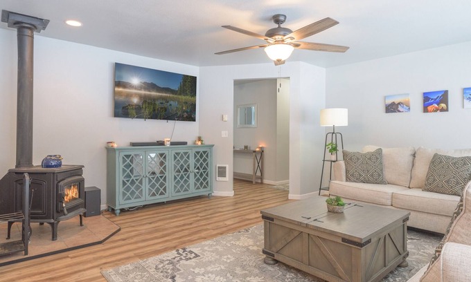 Deschutes River Woods House | Private Hot Tub ~ Great Privacy ~ Fireplace