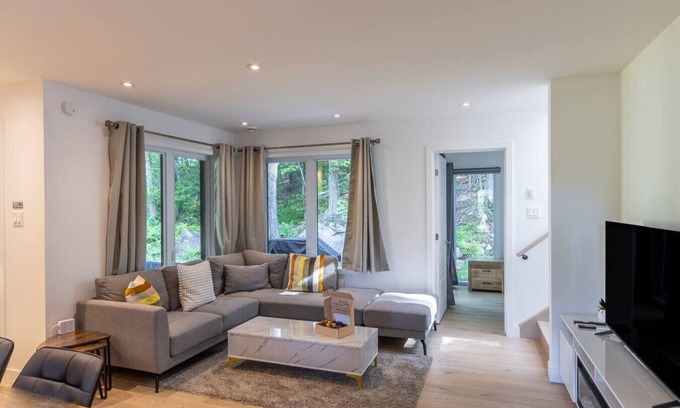 Argenteuil Regional County Municipality Ski Chalet | Private Hot Tub| Hiking | Skiing | Chalet Harmonia