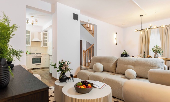 City Centre House | ★ Private Hot Tub ★ King Size Beds ★ Garden ★ Cinema ★