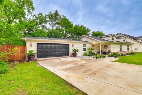 Pilot Point House | Private Hot Tub Luxe Gem 3 Mi to Lake Ray Roberts
