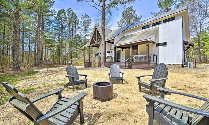 Hochatown Cabin | Private Hot Tub, Outdoor Fireplace: Broken Bow Gem